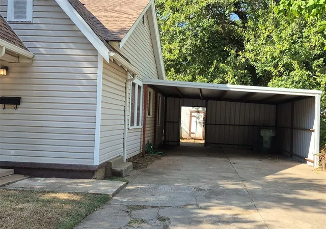 Photo 3 of Single family home for sale at 1721 Ne 15Th St, Oklahoma City, OK 73117 | MLS# 1245282 | Listing updated on 2026-10-27