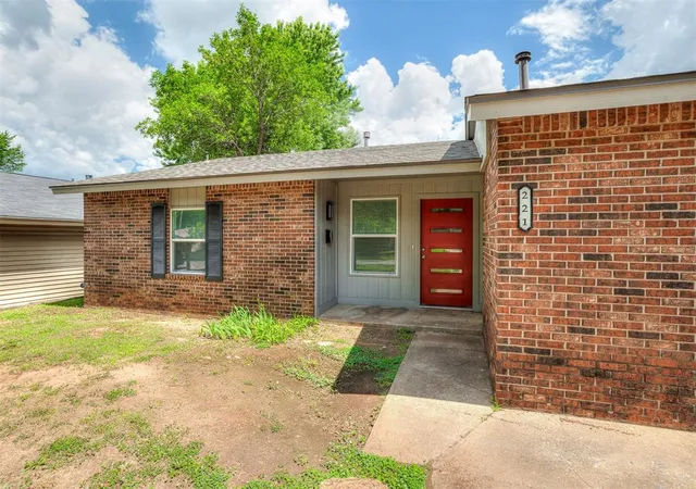 Photo 2 of Single family home for sale at 221 W Wayne St, Edmond, OK 73003 | MLS# 1245322 | Listing updated on 2026-08-31
