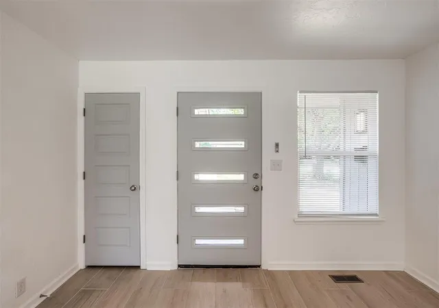 Photo 4 of Single family home for sale at 221 W Wayne St, Edmond, OK 73003 | MLS# 1245322 | Listing updated on 2026-08-31