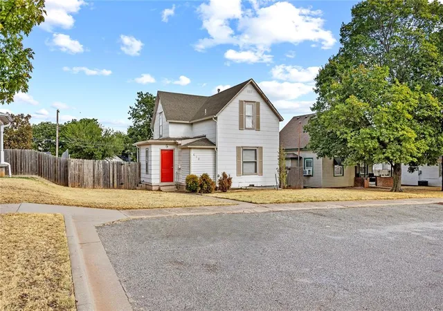 Photo 1 of Single family home for sale at 618 N State St, Weatherford, OK 73096 | MLS# 1245325 | Listing updated on 2026-09-30