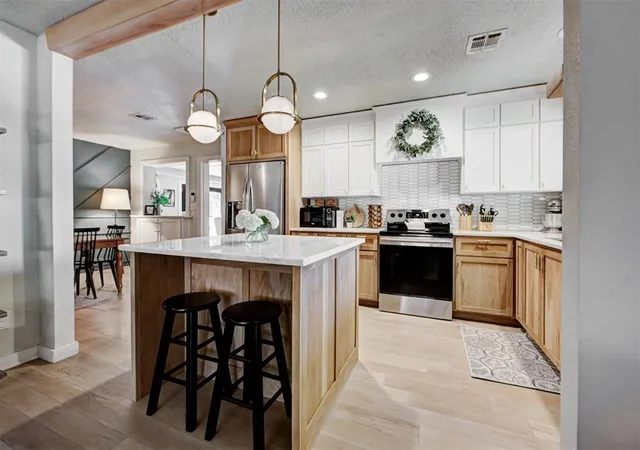 Photo 3 of Sale Pending at 2520 Huntleigh Dr, Oklahoma City, OK 73120 | MLS# 1245355 | Listing updated on 2026-08-25