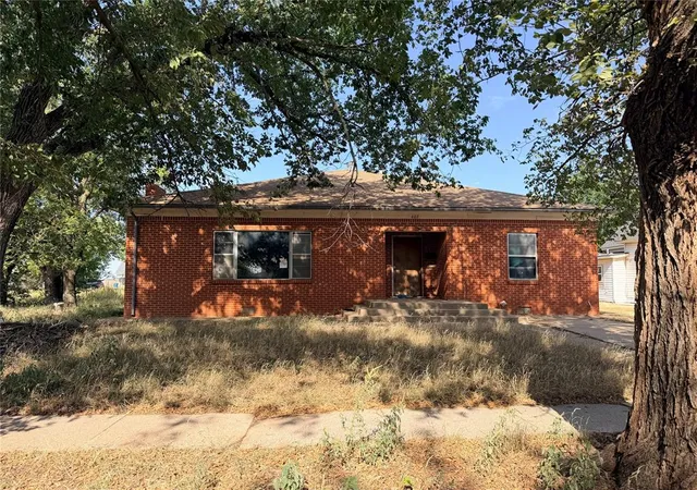 Photo 1 of Single family home for sale at 402 N Temple St, Cordell, OK 73632 | MLS# 1245356 | Listing updated on 2026-10-07