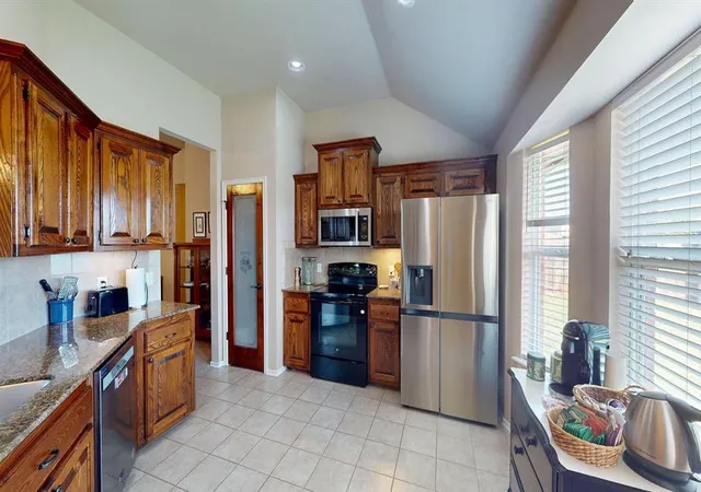 Photo 3 of Single family home for sale at 805 Canyon Dr, Yukon, OK 73099 | MLS# 1245370 | Listing updated on 2026-10-08
