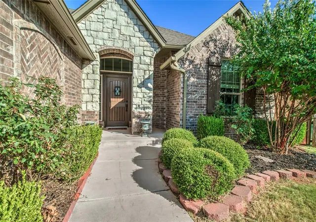 Photo 2 of Sale Pending at 15100 Homecoming Dr, Edmond, OK 73013 | MLS# 1245384 | Listing updated on 2026-09-15