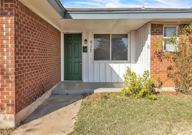 2nd image of 717 Ne 37th St, Oklahoma City, OK 73105 | MLS# 1245420