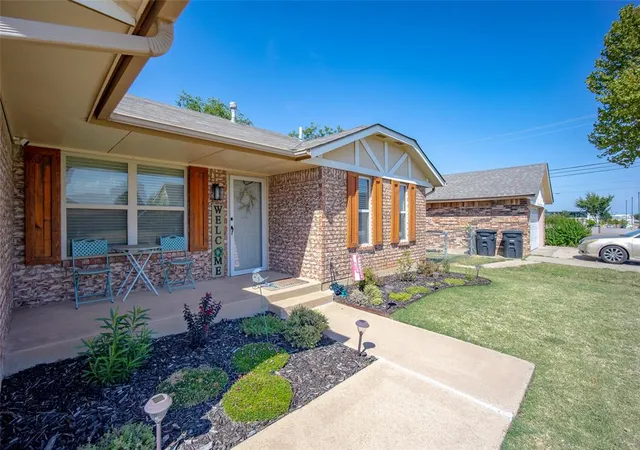 2nd image of 605 Sw 7th St, Moore, OK 73160 | MLS# 1245448