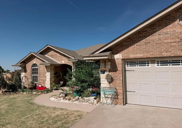 Photo 3 of Sale Pending at 912 Roger Ave, Hinton, OK 73047 | MLS# 1245490 | Listing updated on 2026-08-23