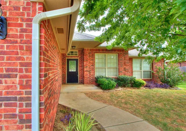 Photo 3 of Single family home for sale at 1625 Savannah Ln, Edmond, OK 73003 | MLS# 1245543 | Listing updated on 2026-09-19