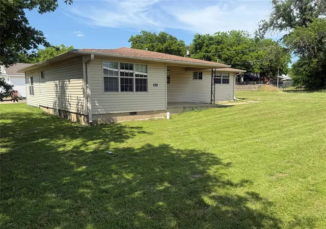 image of 417 W 8th St, Wewoka, OK 74884 | MLS# 1245574
