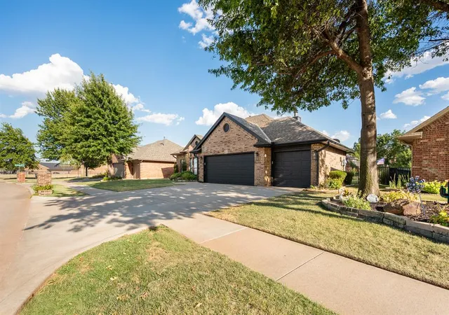 3rd image of 8204 Nw 69Th St, Oklahoma City, OK 73132 | MLS# 1245616