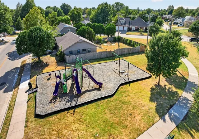 40th image of 932 Nw 1st St, Moore, OK 73160 | MLS# 1245625