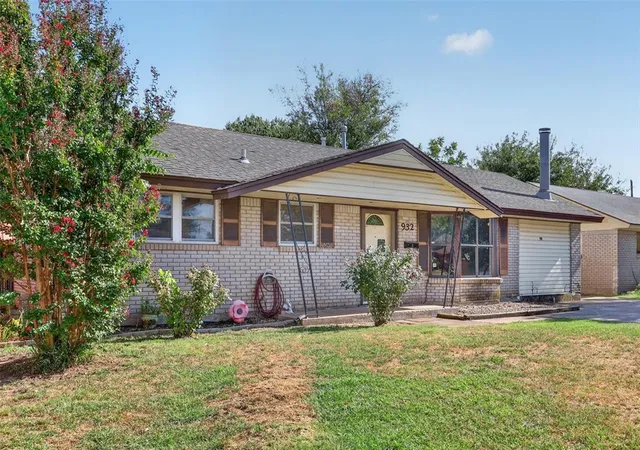 Photo 4 of Sale Pending at 932 NW 1st Street, Moore, OK 73160 | MLS# 1245625 | Listing updated on 2026-09-01