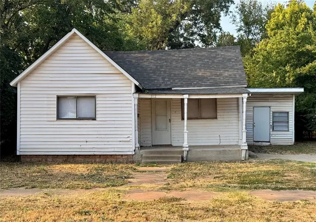1st image of 812 W Colorado Ave, Chickasha, OK 73018 | MLS# 1245627