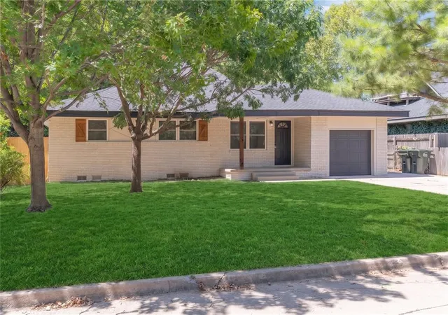 Photo 3 of Single family home for sale at 526 Dee Ann Dr, Norman, OK 73069 | MLS# 1245661 | Listing updated on 2026-09-26