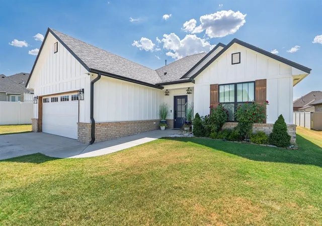 image of 2688 Somerset Dr, Shawnee, OK 74804 | MLS# 1245706