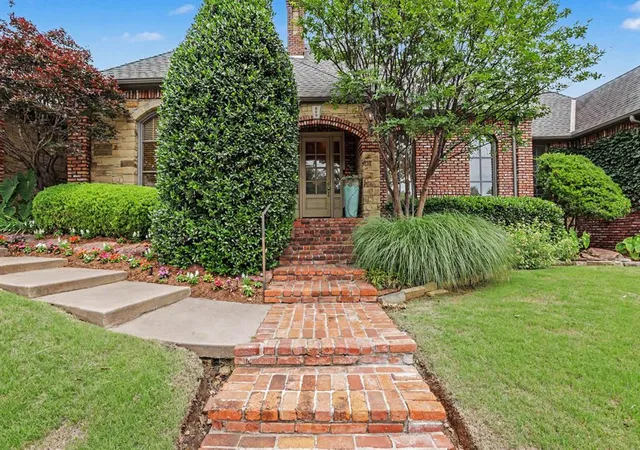 Photo 3 of Sale Pending at 800 Shadow Wood Dr, Edmond, OK 73034 | MLS# 1245712 | Listing updated on 2026-09-19