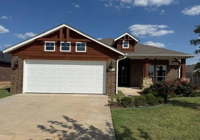 Photo 2 of Sale Pending at 428 Compass Dr, Yukon, OK 73099 | MLS# 1245719 | Listing updated on 2026-09-25