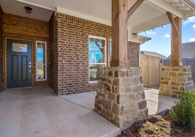 Photo 3 of Sale Pending at 428 Compass Dr, Yukon, OK 73099 | MLS# 1245719 | Listing updated on 2026-09-25