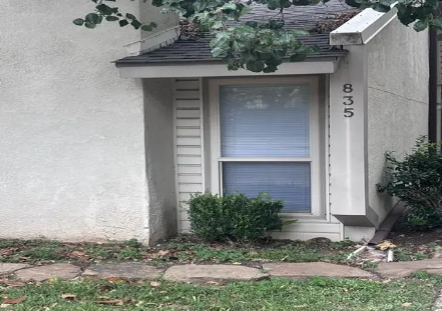 2nd image of 835 Cardinal Creek Blvd, Norman, OK 73072 | MLS# 1245731