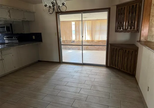 Photo 3 of Sale Pending at 8916 S Country Clb Dr, Oklahoma City, OK 73159 | MLS# 1245759 | Listing updated on 2026-09-29
