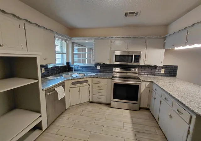 Photo 4 of Sale Pending at 8916 S Country Clb Dr, Oklahoma City, OK 73159 | MLS# 1245759 | Listing updated on 2026-09-29
