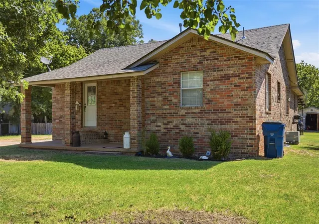 2nd image of 605 Sw 7th St, Lindsay, OK 73052 | MLS# 1245791