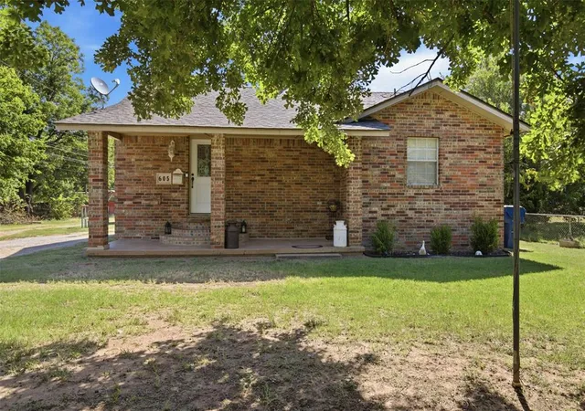 Photo 2 of Single family home for sale at 605 Sw 7th St, Lindsay, OK 73052 | MLS# 1245791 | Listing updated on 2026-08-26