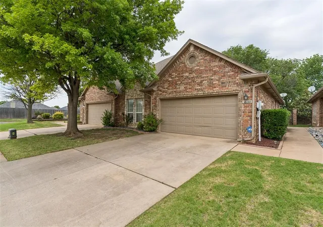 2nd image of 1633 Laurel Pl, Edmond, OK 73003 | MLS# 1245851