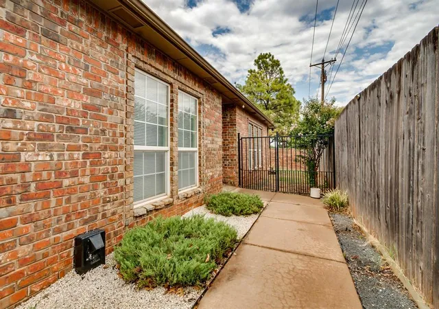 2nd image of 1601 Laurel Pl, Edmond, OK 73003 | MLS# 1245859