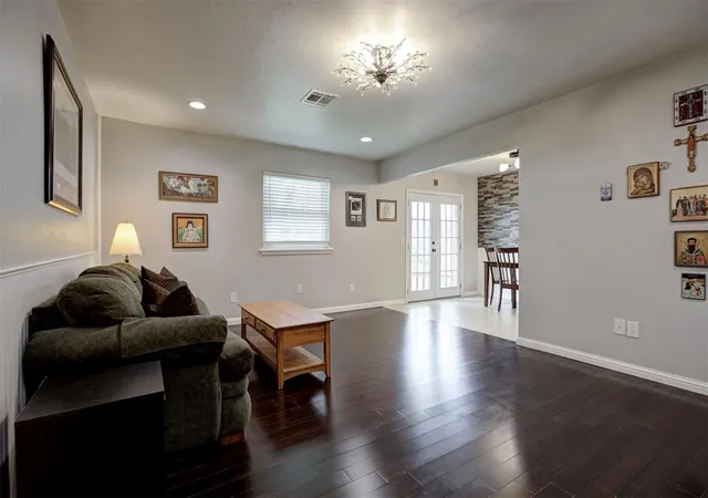 Photo 3 of Sale Pending at 819 Hawthorne Pl, Edmond, OK 73003 | MLS# 1245917 | Listing updated on 2026-09-03