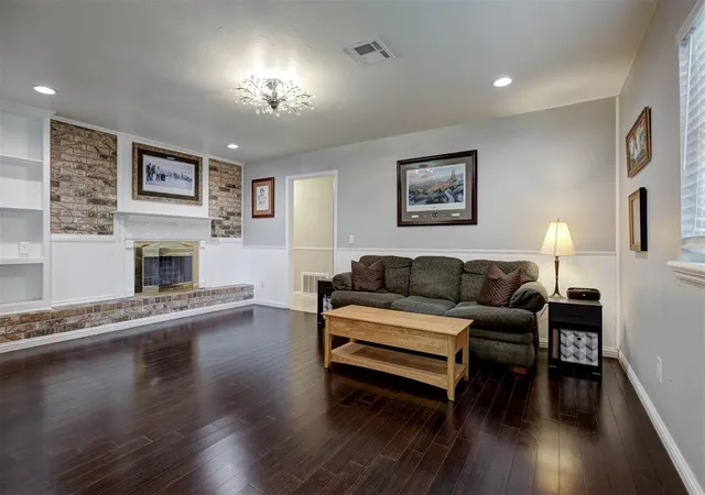 Photo 4 of Sale Pending at 819 Hawthorne Pl, Edmond, OK 73003 | MLS# 1245917 | Listing updated on 2026-09-03