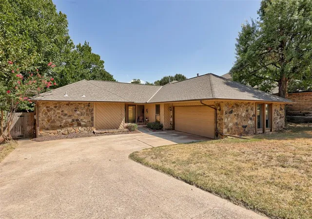 Photo 2 of Sale Pending at 2104 Bent Twig Cir, Edmond, OK 73013 | MLS# 1245918 | Listing updated on 2026-09-23