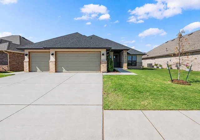 Single family home for sale at 5105 Vine Cliff Rd, Mustang, OK 73064 | MLS# 1245943