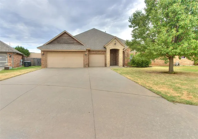 Photo 1 of Single family home for sale at 641 Sw 28th St, Moore, OK 73160 | MLS# 1245955 | Listing updated on 2026-09-02