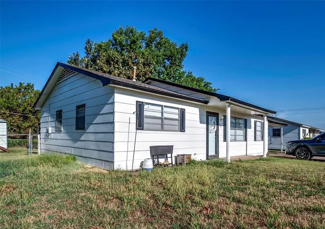Photo 3 of Single family home for sale at 606 N Cedar Ave, Stroud, OK 74079 | MLS# 1245968 | Listing updated on 2026-08-31