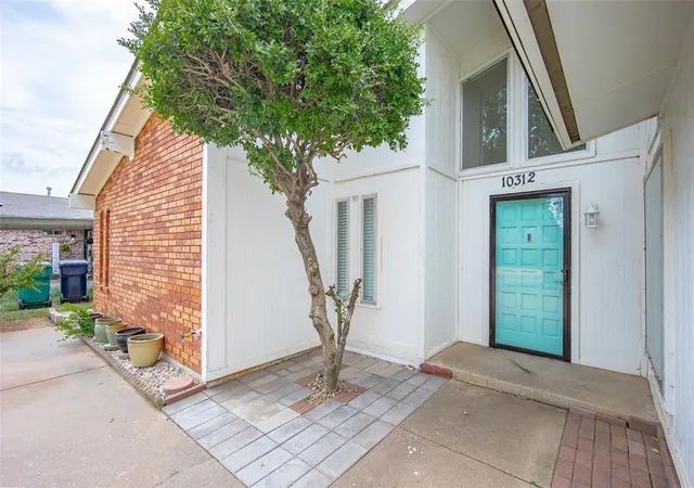 2nd image of 10312 Fairfax Ln, Yukon, OK 73099 | MLS# 1245974