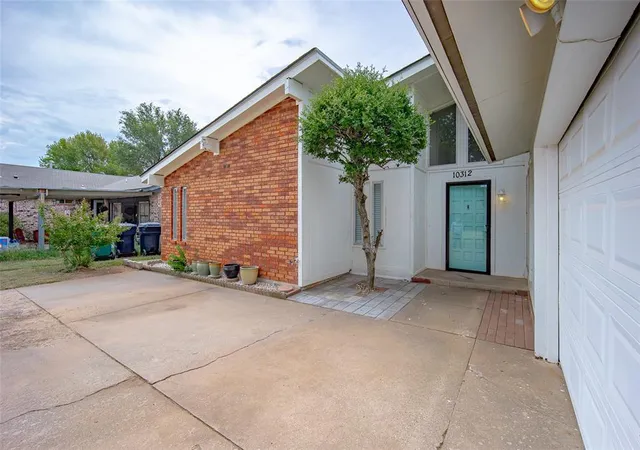 3rd image of 10312 Fairfax Ln, Yukon, OK 73099 | MLS# 1245974