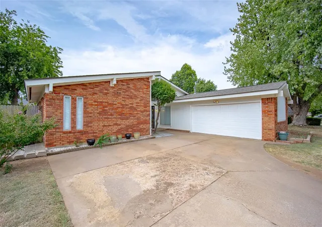 4th image of 10312 Fairfax Ln, Yukon, OK 73099 | MLS# 1245974