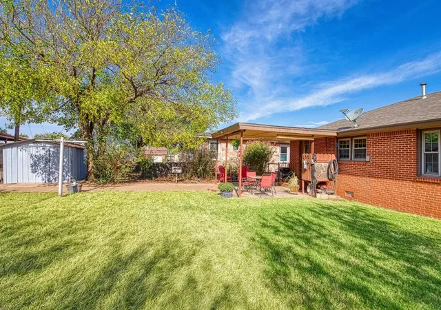 3rd image of 328 W Country Club Blvd, Elk City, OK 73644 | MLS# 1245994