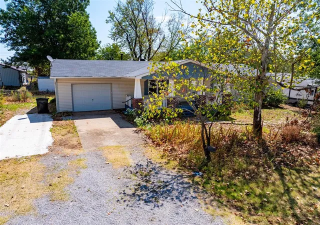 Photo 2 of Single family home for sale at 1004 Birch St, Wellston, OK 74881 | MLS# 1246056 | Listing updated on 2026-09-05