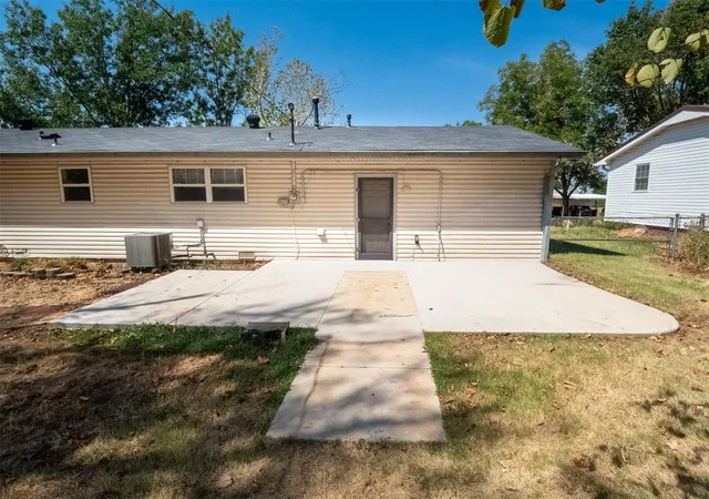 Photo 4 of Single family home for sale at 1004 Birch St, Wellston, OK 74881 | MLS# 1246056 | Listing updated on 2026-09-05