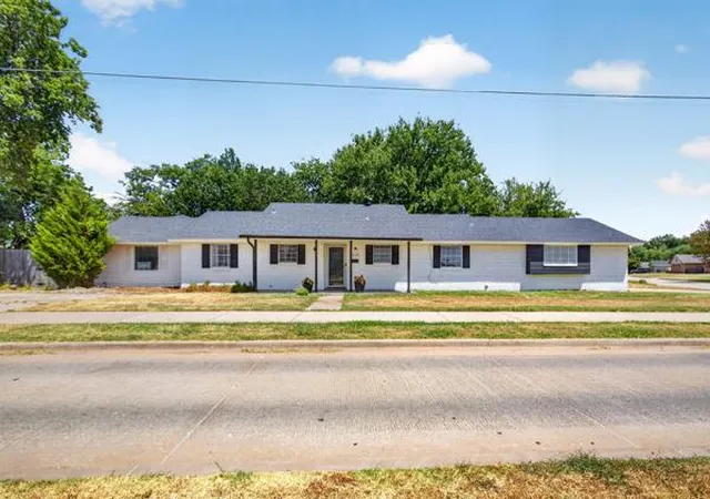 Photo 1 of Single family home for sale at 1460 N Broadway Ave, Moore, OK 73160 | MLS# 1246160 | Listing updated on 2026-09-02