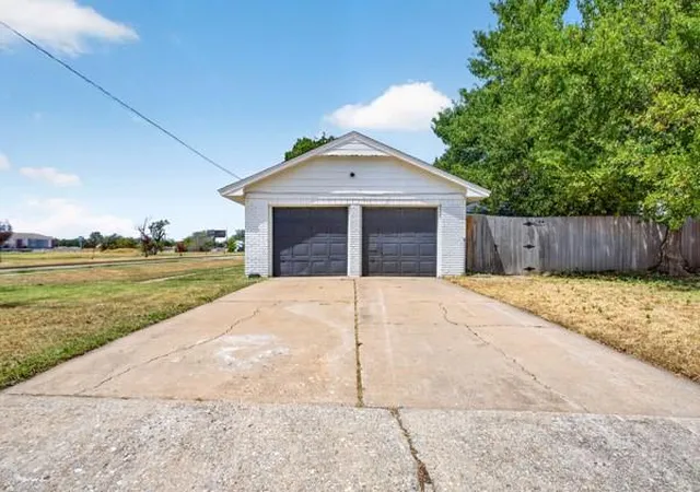 Photo 3 of Single family home for sale at 1460 N Broadway Ave, Moore, OK 73160 | MLS# 1246160 | Listing updated on 2026-09-02