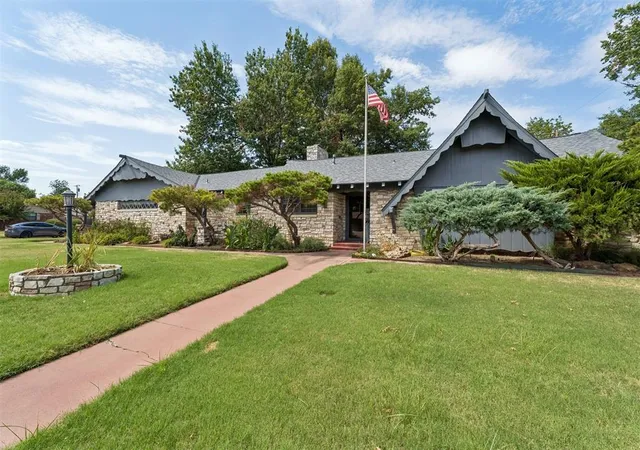 Photo 2 of Single family home for sale at 1527 Holliday Dr, Norman, OK 73069 | MLS# 1246168 | Listing updated on 2026-09-04