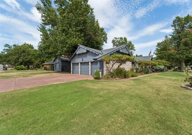 Photo 3 of Single family home for sale at 1527 Holliday Dr, Norman, OK 73069 | MLS# 1246168 | Listing updated on 2026-09-04