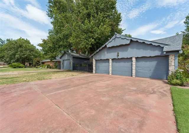 Photo 3 of Single family home for sale at 1527 Holliday Dr, Norman, OK 73069 | MLS# 1246168 | Listing updated on 2026-09-04