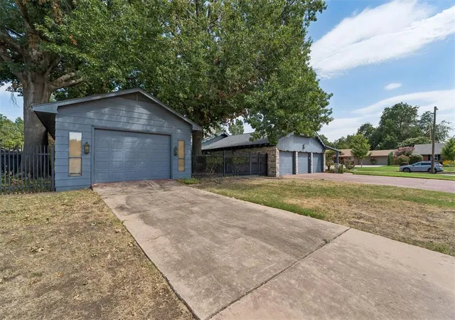 Photo 4 of Single family home for sale at 1527 Holliday Dr, Norman, OK 73069 | MLS# 1246168 | Listing updated on 2026-09-04