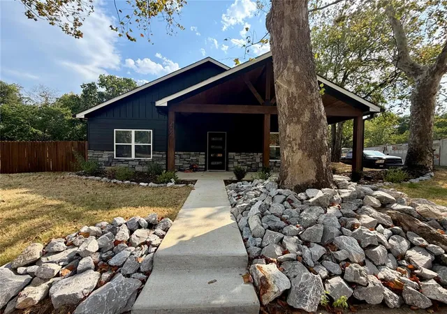 Photo 1 of Single family home for sale at 402 1st Cor, Ardmore, OK 73401 | MLS# 1246207 | Listing updated on 2026-08-31