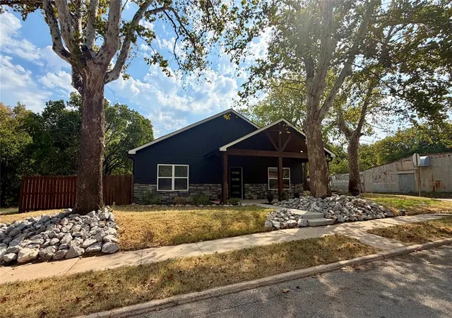 Photo 3 of Single family home for sale at 402 1st Cor, Ardmore, OK 73401 | MLS# 1246207 | Listing updated on 2026-08-31