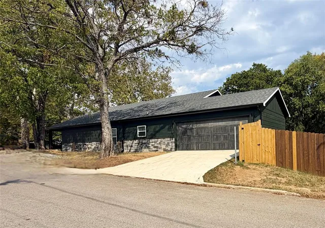 Photo 4 of Single family home for sale at 402 1St Cor, Ardmore, OK 73401 | MLS# 1246207 | Listing updated on 2026-08-31